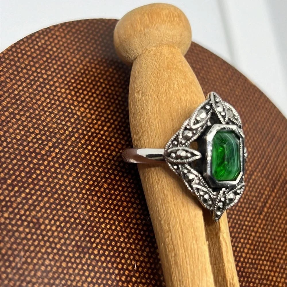 VTG 70s AVON Green Marbled Stone/Marcasite NeoVictorian SilverTone Cocktail Ring - Picture 2 of 4